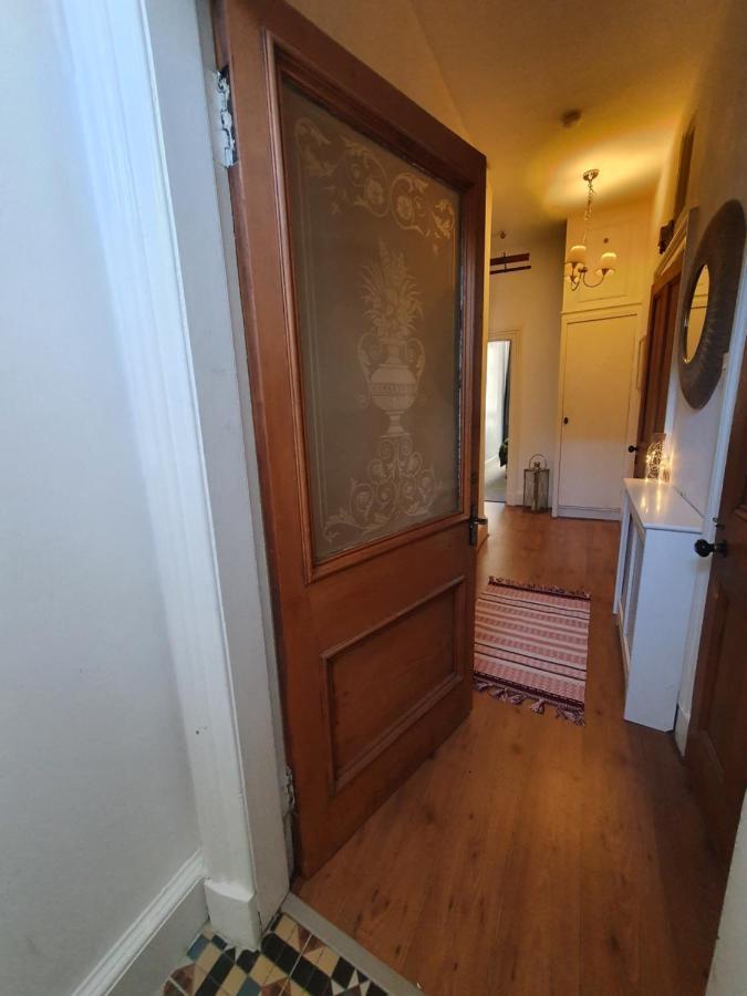 Апартаменты The Flat With The Pink Door *